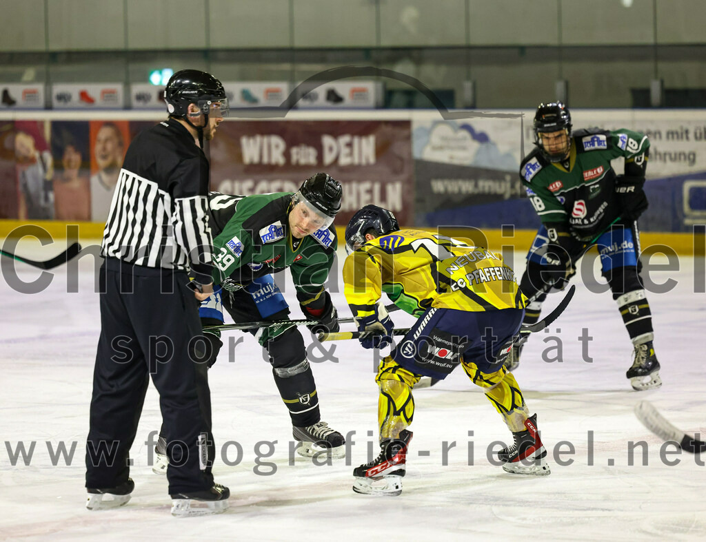 2022-12-16_121_TSV_Erding_gegen_EC_Pfaffenhofen | Erding, Deutschland, 16.12.2022:
Eishockey, Bayernliga 2022 / 2023, 21. Spieltag, TSV Erding gegen EC Pfaffenhofen, Endergebnis: 14:1

Thomas Plihal (Erding Gladiators, #39), Robert Neubauer (EC Pfaffenhofen, #13)

Foto: Christian Riedel / fotografie-riedel.net