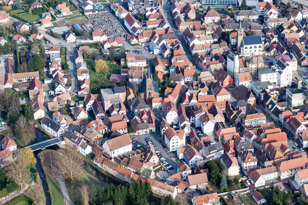 Vue aérienne: Vue de la ville depuis le centre-ville de Pfaffenhoffen à Val-de-Moder dans le département Bas Rhin, France. Photo: IMG_38641.jpg prise le 20/03/2011 par Werner Riehm/FLY-FOTO.euRésolution de l'original: 4752 x 3168 px