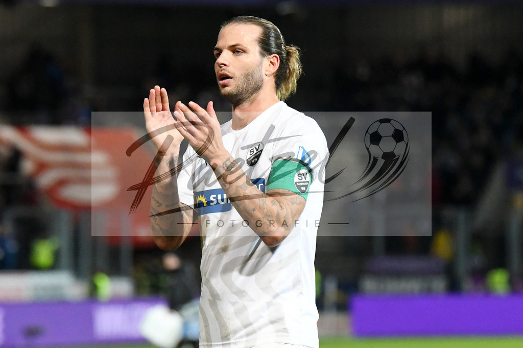 20200129_OSNSVS_0078JPG | Fußball, Herren: Dennis Diekmeier (SV Sandhausen) gestikuliert beim Spiel der 2. Bundesliga zwischen VfL Osnabrück vs. SV Sandhausen am 29.01.2020 im Stadion an der Bremer Brücke in Osnabrück, Deutschland.(Foto von Nico Paetzel) - Realisiert mit Pictrs.com