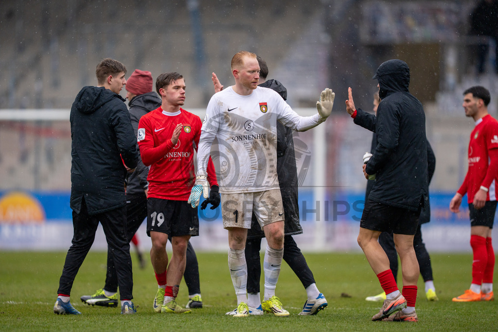SG Sonnenhof Grossaspach vs. FC 08 Homburg, Fussball, Regionalliga Suedwest, 26. Spieltag, 28.03.2026 | Maximilian Reule (SG Sonnenhof Grossaspach, #01) nach der Niederlage,SG Sonnenhof Grossaspach vs. FC 08 Homburg, Fussball, Regionalliga Suedwest, 26. Spieltag, 28.03.2026