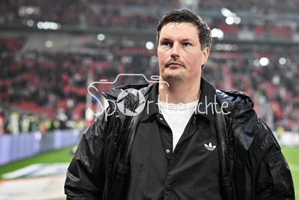 VfB Stuttgart - Hamburger SV | STUTTGART, GERMANY - 12. APRIL: the HSV Team thanks the fans who travelled with them after the Bundesliga Match between VfB Stuttgart vs. Hamburger SV on Matchday 29 at MHP Arena / DFL REGULATIONS PROHIBIT ANY USE OF PHOTOGRAPHS AS IMAGE SEQUENCES AND/OR QUASI-VIDEO / Merlin POLZIN Trainer Hamberger Sportverein