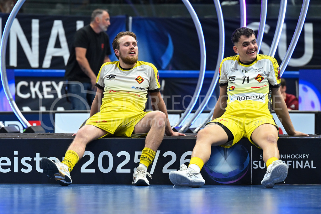 Zug United - HC Rychenberg - 25. April 2026 | Erschöpft aber glücklich: Oskar Weissbach (#6 HC Rychenberg Winterthur) und Marco Eyer (#71 HC Rychenberg Winterthur) am L-UPL Superfinal-Spiel zwischen Zug United und HC Rychenberg am 25. April 2026 in der BCF Arena, Fribourg, Schweiz.Bild: Sportfotografie Markus Aeschimann | www.markus-aeschimann.ch - Realisiert mit Pictrs.com