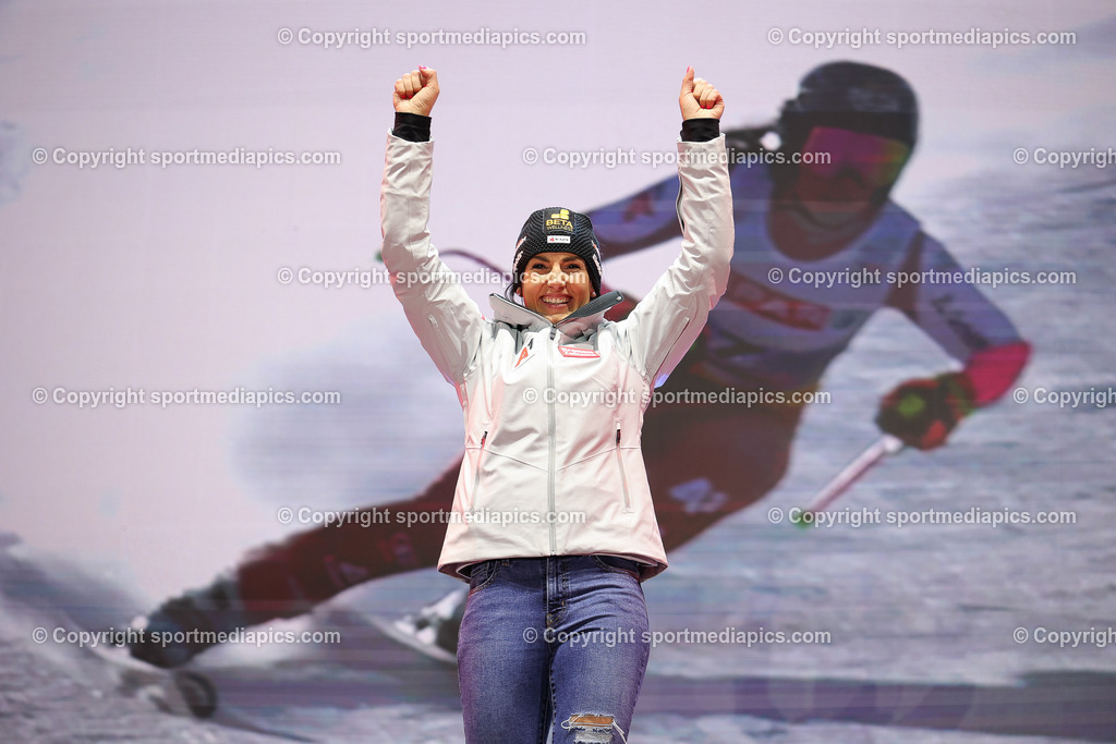 SAALBACH, AUSTRIA, 06.FEB.25 - ALPINE SKIING - SUPER G, LADIES, MEDAL PLAZA, SIEGEREHRUNG. - FIS ALPINE WORLD SKI CHAMPIONSHIPS SAALBACH 2025 | SAALBACH, AUSTRIA, 06.FEB.25 - ALPINE SKIING - SUPER G, LADIES, MEDAL PLAZA, SIEGEREHRUNG. - FIS ALPINE WORLD SKI CHAMPIONSHIPS SAALBACH 2025, IMAGE  SHOWS : Stephanie Venier (AUT), PHOTO: SMP/WINTER