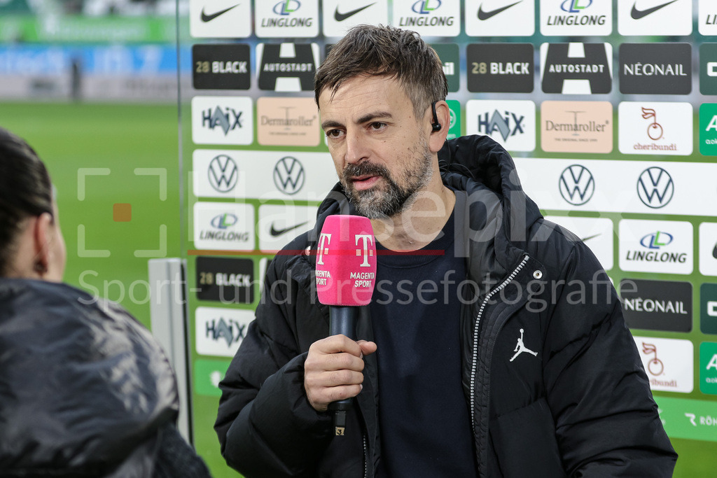 Fussball, Google Pixel Frauen-Bundesliga, VfL Wolfsburg - Eintracht Frankfurt | v.li.: Niko Arnautis (Trainer, Eintracht Frankfurt) beim Interview, TV, Fernsehen, Mikrofon, Portrait, Nahaufnahme, Einzelfoto, Einzelbild, DIE DFB-RICHTLINIEN UNTERSAGEN JEGLICHE NUTZUNG VON FOTOS ALS SEQUENZBILDER UND/ODER VIDEOÄHNLICHE FOTOSTRECKEN. DFB REGULATIONS PROHIBIT ANY USE OF PHOTOGRAPHS AS IMAGE SEQUENCES AND/OR QUASI-VIDEO.