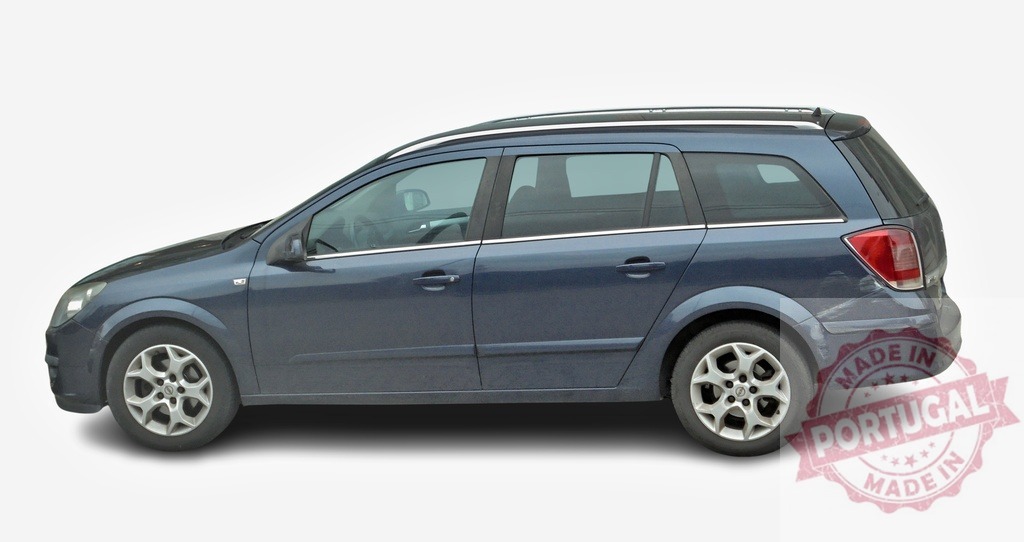 Blue Station Wagon Parked on White Background | Side view of a blue station wagon isolated on a white background - Realisiert mit Pictrs.com