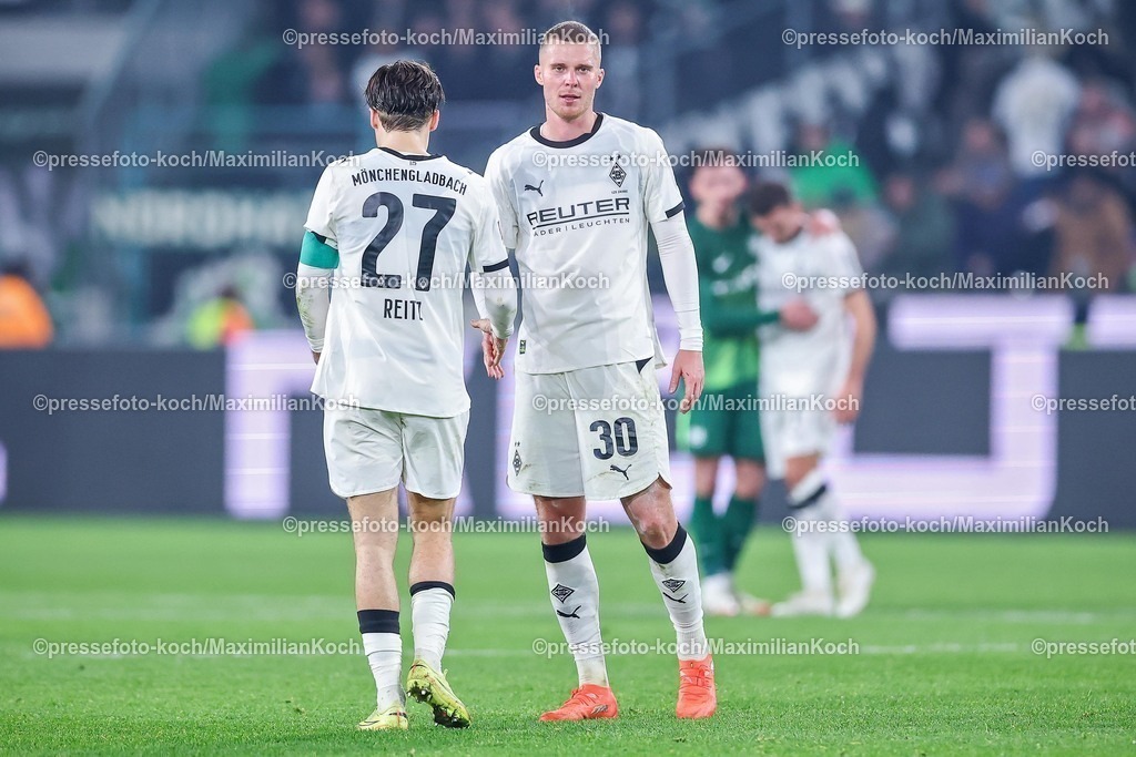 BMG13122501078 | 13.12.2025, Fußball, Borussia Mönchengladbach - VfL Wolfsburg, 1. Fußball Bundesliga, 14.Spieltag, Borussia-Park, Saison 2025 2026: Enttäuschte Gesichter nach der 1:3 Niederlage für Gladbach. Rocco Reitz&nbsp;(Borussia Mönchengladbach #27) und Nico Elvedi&nbsp;(Borussia Mönchengladbach #30)  stehen enttäöuscht auf dem Spielfeld. Enttäuschung  DFB regulations prohibit any use of photographs as image sequences and or quasi-video.