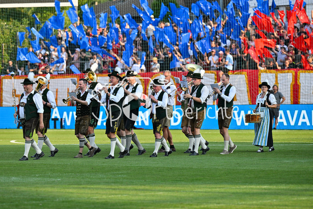 SpVgg Unterhaching - FC Bayern Amateure | In Unterhaching wird der Einlauf heute mit Blasmusik gefeiert / Volksmusik / Tracht / Symbolbild / Regionalliga Bayern: SpVgg Unterhaching - FC Bayern München II; Uhlsport Park am 15.08.2025