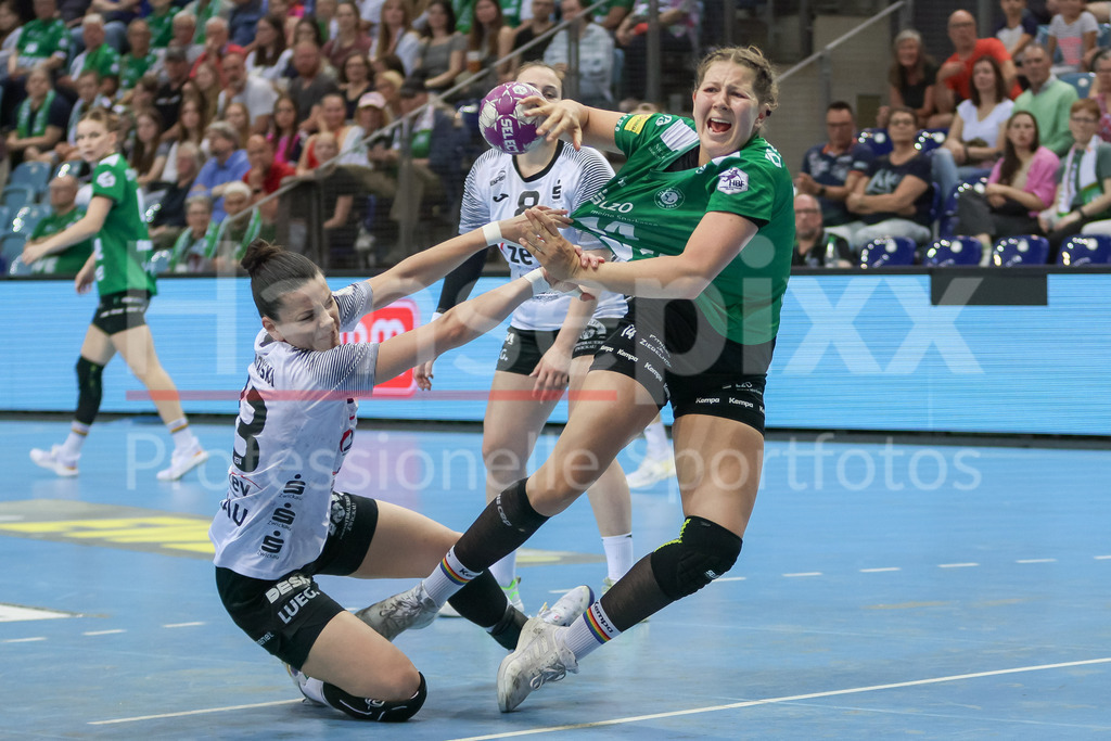 Handball, Bundesliga Frauen, VfL Oldenburg - BSV Sachsen Zwickau | v.li.: Simona Madjovska (BSV Sachsen Zwickau, 23) und Marie Steffen (VfL Oldenburg, 14) im Zweikampf, Duell, Spielszene, Aktion, Action