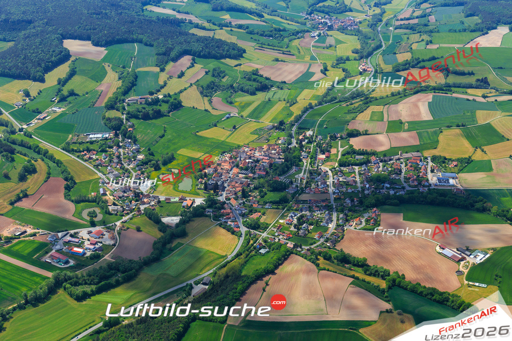 Die Luftaufnahme der Stadt Burgwindheim wurde vom UL-Flugzeug heraus erstellt ( keine Drohne )- hohe Auflösung für beste Qualität