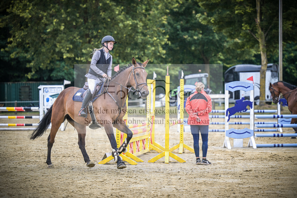 DOS_2135 | Entdecke hochwertige Reitturnierfotos von Foto Oger. Professionell, emotional und authentisch – jetzt Lieblingsmomente im Shop bestellen.Deutschlandweite Turnierfotografie. - Realisiert mit Pictrs.com