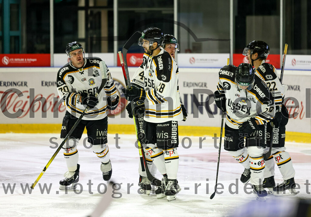 2022-09-23_136_TSV_Erding_gegen_EV_Fuessen | Erding, Deutschland, 23.09.2022:
Eishockey, Bayernliga 2022 / 2023, Testspiel, TSV Erding gegen EV Füssen, Endergebnis: 1:3

Jörg Noack (EV Füssen, #70), Carl Zimmermann (EV Füssen, #4), Nicolas Jentsch (EV Füssen, #28), Janne Seppänen (EV Füssen, #22)

Foto: Christian Riedel / fotografie-riedel.net