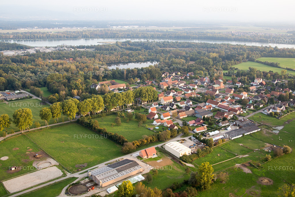 Vue aérienne: Les rives du Rhin à Fort-Louis dans le département Bas Rhin, France. Photo: IMG_074362.jpg prise le 04/10/2014 par Werner Riehm/FLY-FOTO.eu – Résolution de l'original: 5472 x 3648 px