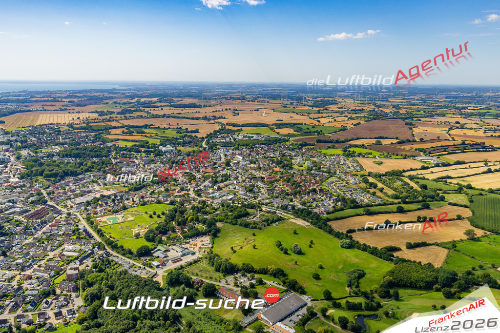 Neue Luftbildaufnahme der Stadt Grömitz - Das Luftbild wurde 2025 vom UL-Flugzeug heraus erstellt ( keine Drohnenaufnahme ) - Hochauflösende Luftaufnahme - für Wandbilder und großformatige Ausdrucke geeignet. Das besondere Geschenk!Hier alle&nbsp;Infos zur Lizenzierung der LuftaufnahmeWir fliegen auch dieses Jahr wieder in Ihre Region um Luftbilder zu erstellen.- Luftbild anfragen
