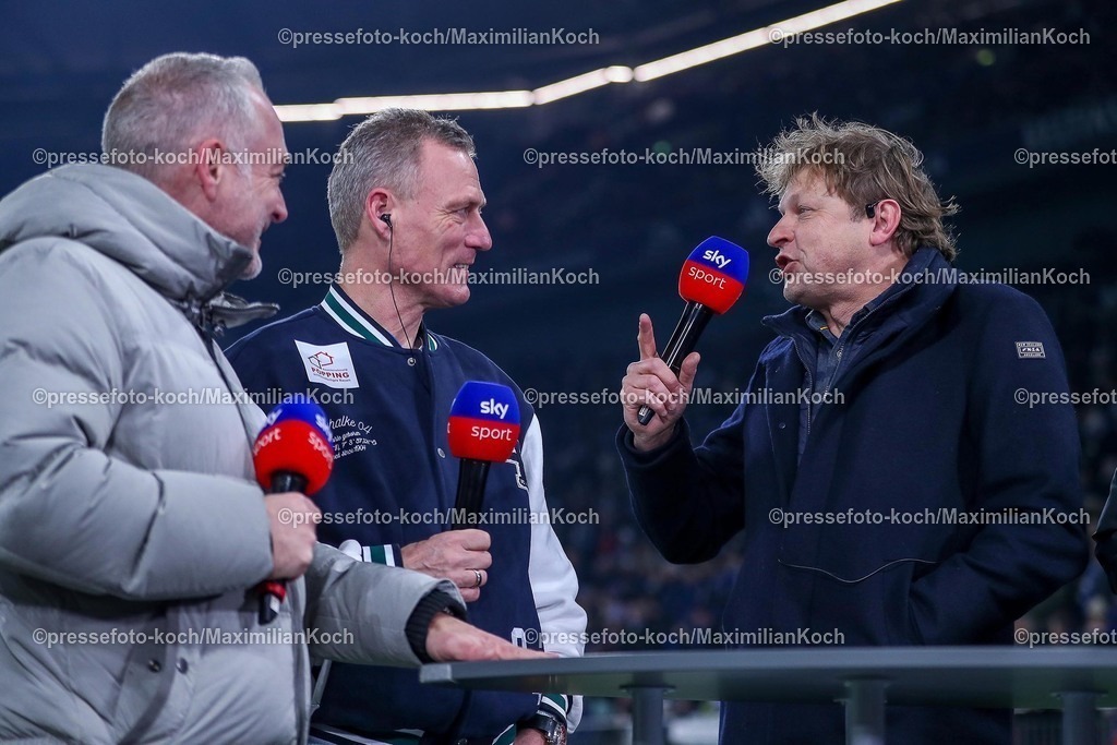 S0401022502173 | 01.02.2025, Fußball, FC Schalke 04 - 1. FC Magdeburg, 2.. Fußball Bundesliga, 20. Spieltag, Veltins-Arena Gelsenkirchen, Saison 2024 2025: Ingo Anderbrügge und Schalkes Sportdirektor Youri Mulder im Sky Interview DFB regulations prohibit any use of photographs as image sequences and or quasi-video.