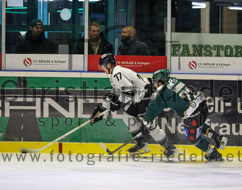 2025-11-25_118_TSV_Erding_gegen_EHF_Passau_Black_Hawks | Erding, Deutschland, 25.11.2025:Eishockey, Oberliga Süd 2025 / 2026, 20. Spieltag, TSV Erding gegen EHF Passau Black Hawks, Endergebnis: 2:3 n.V.Thomas Nuss (EHF Passau Black Hawks, #77), Grady Hobbs (Erding Gladiators, #22)Foto: Christian Riedel / fotografie-riedel.net