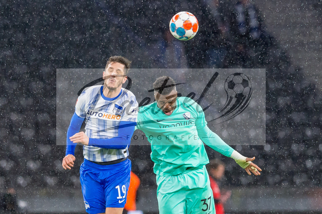 HERBOC20220204_056 | Fussball, Herren: Stevan Jovetic (Hertha BSC) und Armel Bella Kotchap (VfL Bochum) im Zweikampf bei dem Spiel der 1. Bundesliga zwischen Hertha BSC und VfL Bochum im Olypiastadion am 04.02.2022 in Berlin, Deutschland.DFB / DFL REGULATIONS PROHIBIT ANY USE OF PHOTOGRAPHS AS IMAGE SEQUENCES AND/OR QUASI-VIDEO. - Realisiert mit Pictrs.com