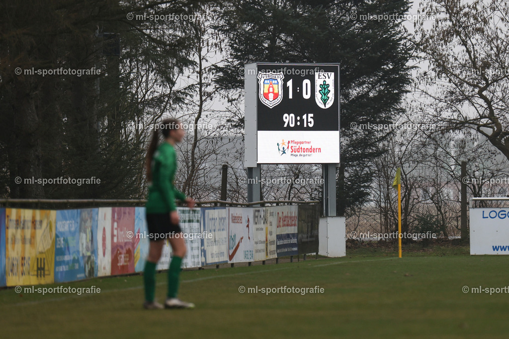 Fußball I Frauen I Saison 2025/2026 I Oberliga Schleswig-Holstein I 12. Spieltag I SV Frisia 03 Risum-Lindholm - Eichholzer SV | ml-sportfotografie - Realisiert mit Pictrs.com