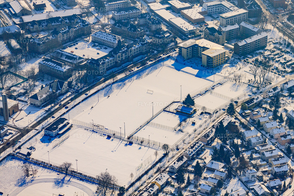 Luftbild: Sportplätze der Sportgemeinschaft Karlsruhe im Winter bei Schnee im Ortsteil Nordweststadt in Karlsruhe im Bundesland Baden-Württemberg in Deutschland. Foto: IMG_24131.jpg vom 16.02.2010 durch Werner Riehm/FLY-FOTO.de