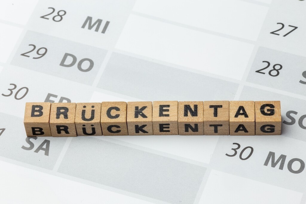 Brückentag Symbolbild | Brückentag Symbolbild: Buchstabenwürfel auf einem Kalender zeigen das Wort BRÜCKENTAG - Realisiert mit Pictrs.com