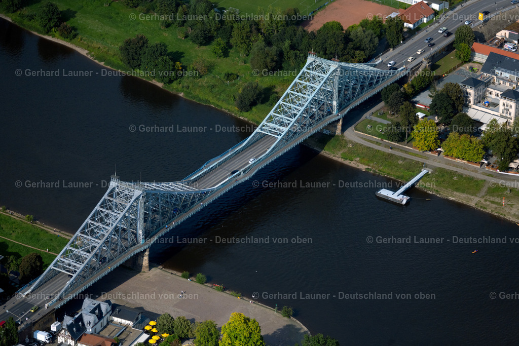 4060829 | DRESDEN  Loschwitzer Brücke " Blaues Wunder " über dem Fluss Elbe in Dresden im Bundesland Sachsen. Die Elbbrücke verbindet die Stadtteile Blasewitz und Loschwitz miteinander und gilt als Wahrzeichen der Stadt. Weiterführende Informationen bei: DREWAG - Stadtwerke Dresden GmbH,  DVB Dresdner Verkehrsbetriebe AG,  Landeshauptstadt Dresden. // the Loschwitzer bridge called " Blue Miracle " over the river Elbe in Dresden in the state Saxony. The bridge connects the districts Blasewitz and Loschwitz and is a well known landmark in Dresden. Further information at: DREWAG - Stadtwerke Dresden GmbH,  DVB Dresdner Verkehrsbetriebe AG,  Landeshauptstadt Dresden. Foto: Gerhard Launer