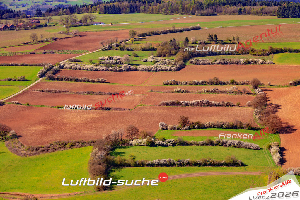 Die Luftaufnahme Kreuzberg - Marktrodach wurde 2017 mittels Flugzeug (keine Drohne) erstellt. Perfekte Schärfe und Druck- Auflösung- Garantiert!