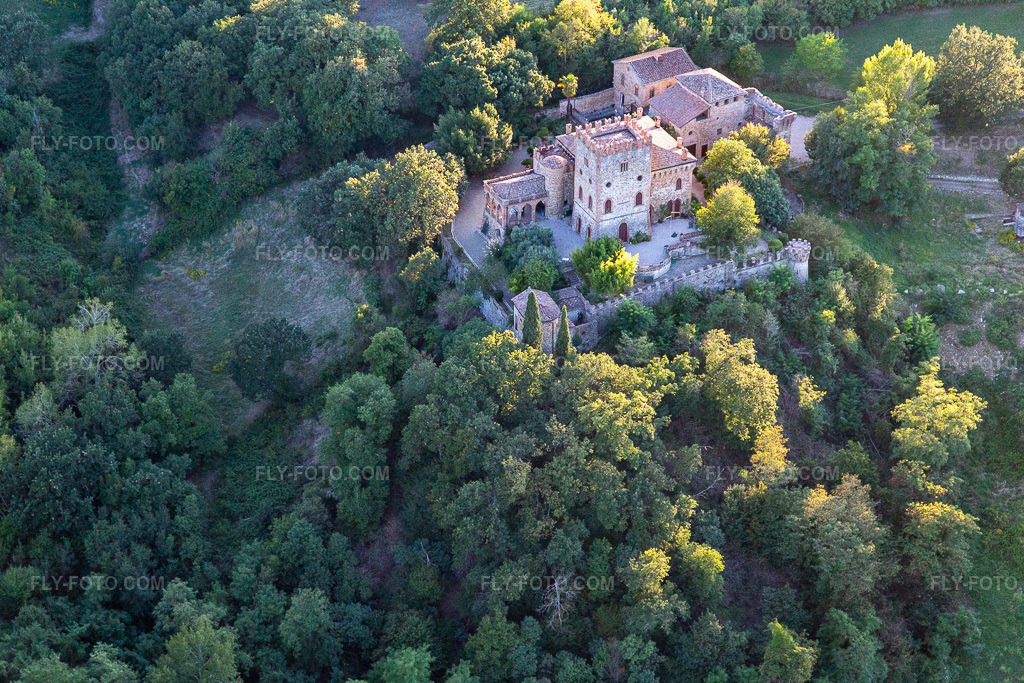 Aerial view: Castello della Torricella in Scandiano in the state Reggio Emilia, Italy.Photo: IMG_134684.jpg taken on 09/19/2022 by Werner Riehm/FLY-FOTO.comResolution of the original: 5093 x 3395 pxTurismo Reggiano - Portale turistico del comune di Reggio Emilia