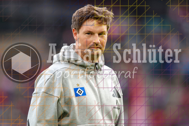 1. FC Köln vs Hamburger SV - 1. Bundesliga  | Köln, Deutschland, 02.11.25:   Trainer Merlin Polzin (Hamburger SV) schaut waehrend des Spiels der Bundesliga zwischen  1. FC Köln vs Hamburger SV in der RheinEnergieStadion(Foto von Brauer-Fotoagentur / Adrian Schlueter)