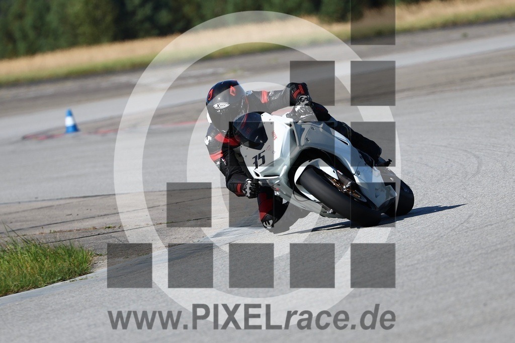 0035-20240921_10856 | Schöne Erinnerungen an spannende Momente - das festzuhalten ist unser Job. PIXELrace.de ist seit 2003 auf den Rennstrecken Europas unterwegs um die Action draußen beim Fahren und die wunderbare Stimmung imm Fahrerlager für euch einzufangen.