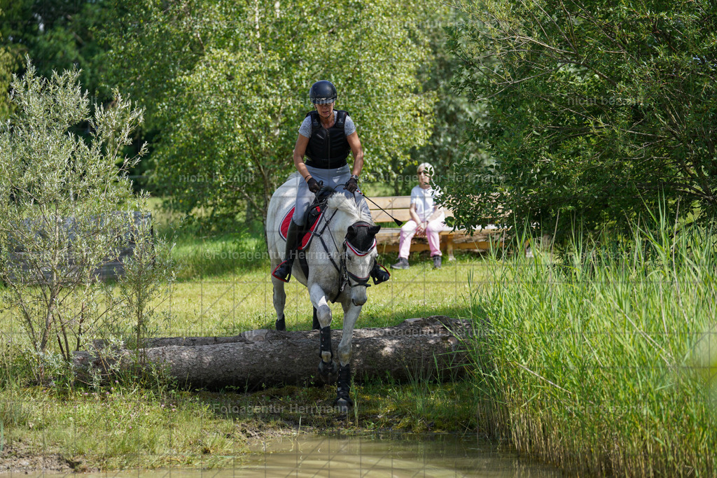 20240622-FAH07857 | Turnierfotografen Bayern, Reitsportbilder aus dem Geländekurs mit Felix Etzel auf dem Gut Waitzacker 2024