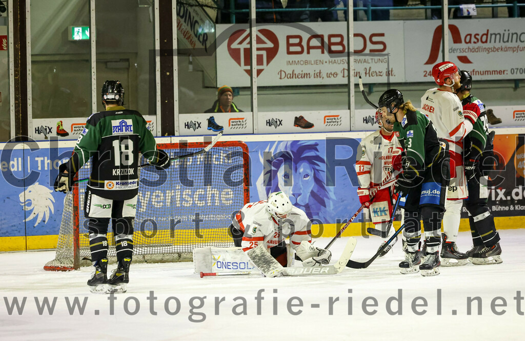 2023-03-10_045_TSV_Erding_gegen_TEV_Miesbach | Erding, Deutschland, 10.03.2023:
Eishockey, Bayernliga Playoffs 2022 / 2023, Halbfinale, TSV Erding gegen TEV Miesbach, Endergebnis: 2:0

Daniel Krzizok (Erding Gladiators, #18), Moritz Schlickenrieder (TEV Miesbach, #25), Michael Franz (Erding Gladiators, #13)

Foto: Christian Riedel / fotografie-riedel.net