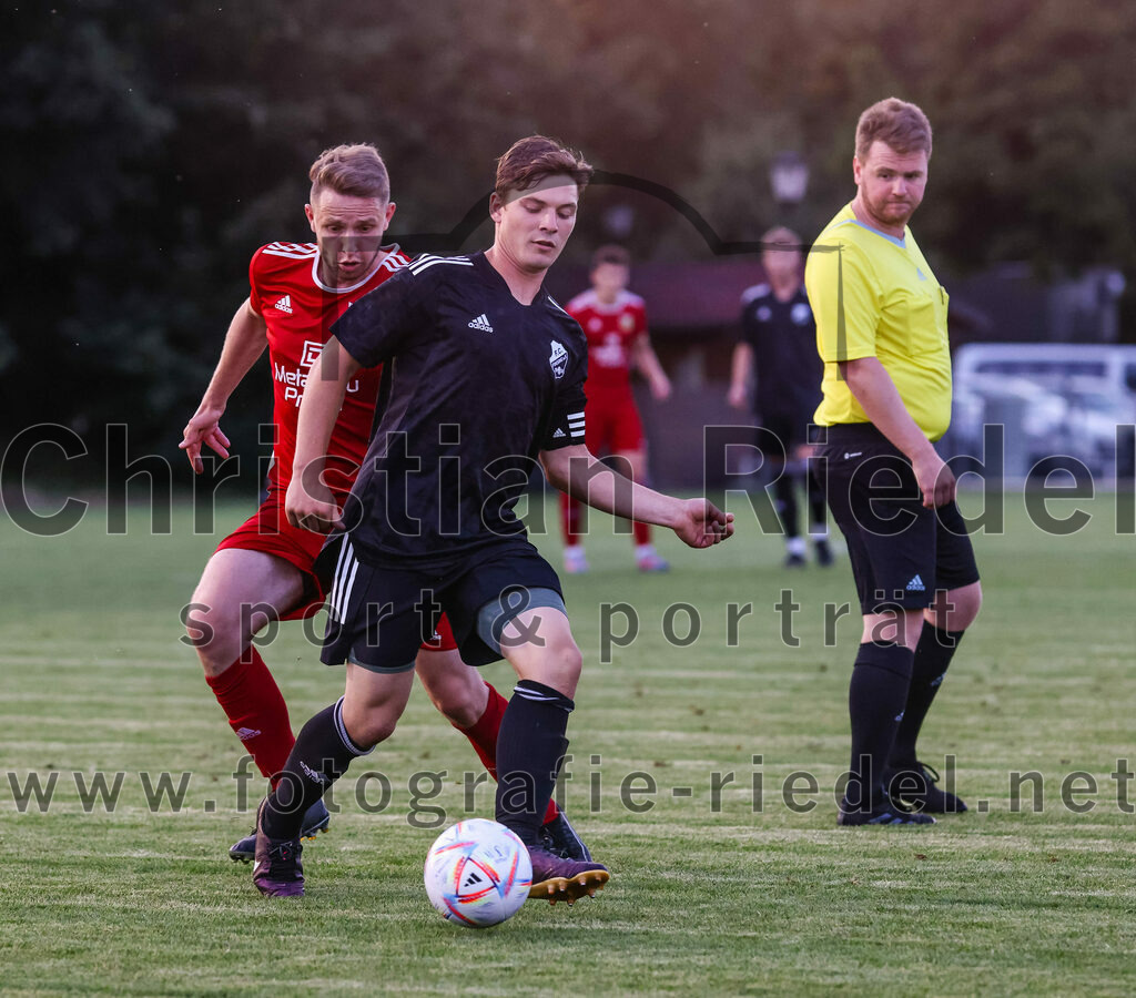 2023-07-20_049_FC_Finsing_gegen_TSV_Wartenberg | Finsing, Deutschland, 20.07.2023:
Fußball, Kreisliga 2023 / 2024, Testspiel, FC Finsing gegen TSV Wartenberg, Endergebnis: 1:0

Leonhard Hölzl (FC Finsing, #5), Schiedsrichter Fabian Liebl

Foto: Christian Riedel / fotografie-riedel.net