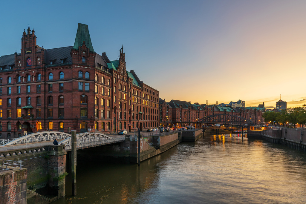 10260202 - Speicherstadt und Elbphilharmonie im Abendlicht | Blick auf die Speicherstadt und die Elbphilharmonie im wunderschönen Abendlicht.