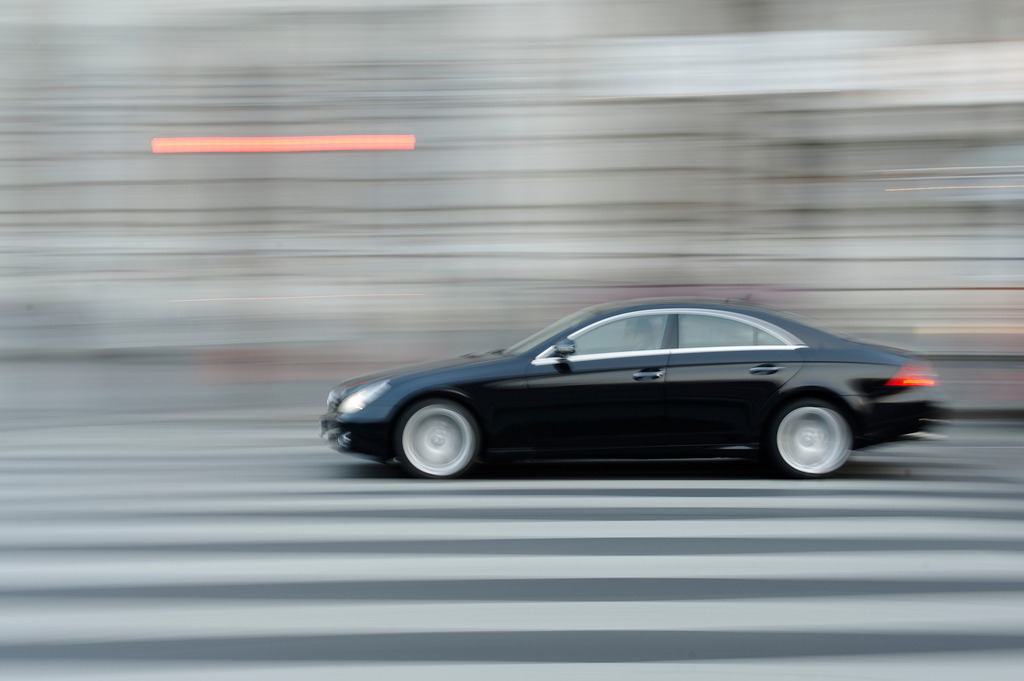 Schwarzer Mercedes auf der Strasse | Wien, Austria - February 01, 2012: Schwarzer Mercedes auf der Strasse mit Zebrastreifen. - Realisiert mit Pictrs.com