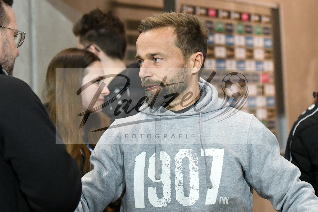 20200214_SCPFWK_0036 | Fussball, Herren: Trainer Michael Schiele (FC Wuerzburger Kickers) schaut waehrend des Spiels der 3. Liga zwischen SC Preussen Muenster und FC Wuerzburger Kickers im Preussenstadion am 14.02.2020 in Muenster, Deutschland.DFB / DFL REGULATIONS PROHIBIT ANY USE OF PHOTOGRAPHS AS IMAGE SEQUENCES AND/OR QUASI-VIDEO. - Realisiert mit Pictrs.com