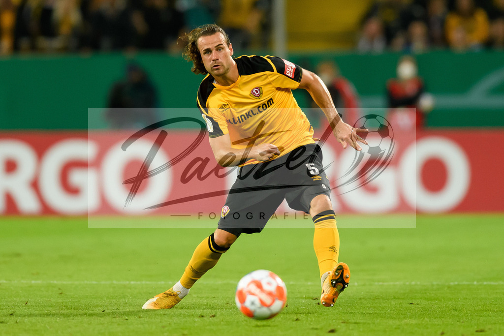 DREPAD20210806_101 | Fussball, Herren: Yannick Stark (SG Dynamo Dresden) in Aktion, am Ball, Einzelaktion beim Spiel der 1. Runde im DFB-Pokal zwischen SG Dynamo Dresden und SC Paderborn 07 im Rudolf-Harbig-Stadion am 06.08.2021 in Dresden, Deutschland.DFB / DFL REGULATIONS PROHIBIT ANY USE OF PHOTOGRAPHS AS IMAGE SEQUENCES AND/OR QUASI-VIDEO. - Realisiert mit Pictrs.com