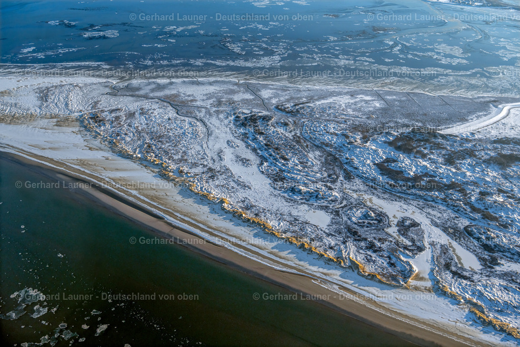 4044134 | BORKUM 13.02.2021 Winterlich schneebedeckte Sand- Landschaft im Küstenbereich auf der Nordsee - Insel Borkum im Bundesland Niedersachsen. // Wintry snowy nothern sandy coastline on the North Sea Island Borkum in the state Lower Saxony. Foto: Gerhard Launer