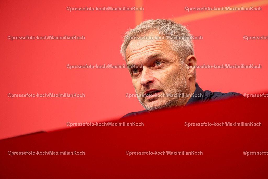 DFB28102401077 | 28.10.2024, Fußball Länderspiel Frauen, Deutschland - Australien, Schauindland-Reisen-Arena Duisburg, Saison 2024 2025: Bundestrainer Christian Wück (GER Trainer) bei der Pressekonferenz PK nach dem Spiel