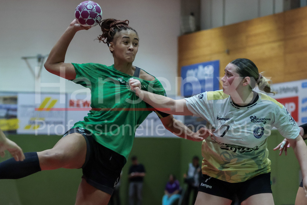 Handball, 2. Bundesliga Frauen, SV Werder Bremen - Bergischer HC | v.li.: Naomi Conze (SV Werder Bremen, 5) beim Wurf, am Ball, Spielszene, Aktion, Action, Henriette Clauberg (Bergischer HC, 7)