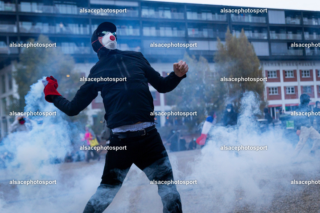 9L6A5306_1 | centaines d’étudiants ont organisé une manifestation spontanée, souvent qualifiée de « manifestation sauvage », qui a traversé différents quartiers de Strasbourg. La manifestation a été marquée par des affrontements entre les manifestants et la police alors que les étudiants défilaient dans la ville dans le cadre d’une journée de mobilisation nationale concernant les conditions d’éducation et le budget de l’Éducation nationale pour 2027. - Realisiert mit Pictrs.com