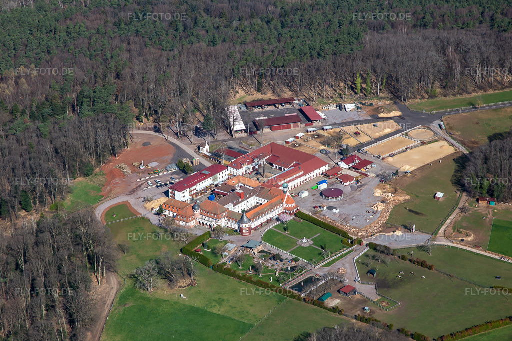 Luftbild: Pferdepension Kloster Liebfrauenberg - Stall Fried in Bad Bergzabern im Bundesland Rheinland-Pfalz in Deutschland. Foto: IMG_136116.jpg vom 28.03.2023 durch Werner Riehm/FLY-FOTO.de