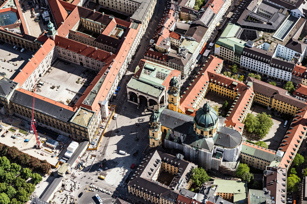 dr__dsc9198.jpg | MüNCHEN 07.05.2018 Die katholische Stiftskirche St. Kajetan, genannt Theatinerkirche, war Hof- und zugleich Ordenskirche des Theatinerordens. Sie ist die erste im Stil des italienischen Spätbarock erbaute Kirche der Region und gehört heute architektonisch zum Ensemble des Odeonsplatzes. Am 11. Juni 1675 wurde die Kirche geweiht, sie war zu diesem Zeitpunkt noch im Rohbauzustand. Während des Zweiten Weltkrieges, besonders in den Jahren 1944/45, wurde die Kirche schwer zerstört. Bereits 1946 begann der Wiederaufbau, der 1955 weitgehend abgeschlossen wurde. Seit 1954 betreuen Dominikaner die Stiftskirche. // The Catholic Church of St. Cajetan called Theatinerkirche, was court-order and at the same time the church Theatines. It is the first in the style of the late Italian Baroque church, built in the region and is today the architectural ensemble of the Odeon Square. On 11 June 1675 the church was consecrated, it was at that time still unfinished state. During the Second World War, particularly in the years 1944/45, the church was badly damaged. Already in 1946 the reconstruction began, which was largely completed in 1955. Since 1954, care of the Dominican church. Foto: Daniel Reiter