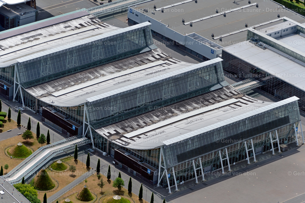 4030789 | HANNOVER 02.06.2020 Ausstellungsgelände und Messehallen mit Dach- Membrankonstruktion der an der Straße 5. Allee im Ortsteil Mittelfeld in Hannover im Bundesland Niedersachsen, Deutschland. Weiterführende Informationen bei: Deutsche Messe. // Exhibition grounds and exhibition halls with roof membrane construction on the street 5. Allee in the district Mittelfeld in Hanover in the state Lower Saxony, Germany. Further information at: Deutsche Messe. Foto: Gerhard Launer