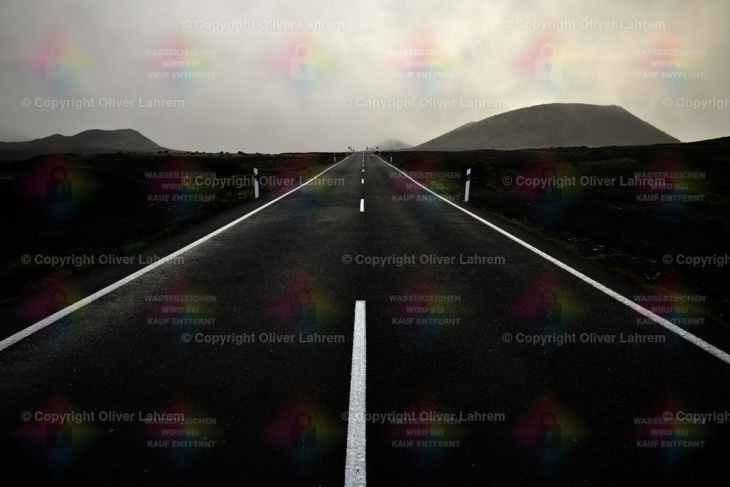 Straße in den Himmel | Eine Straße führt gerade zu den entfernt liegenden Vulkanen im Naturpark "Los Volcanes!" auf der Kanarischen Insel Lanzarote 