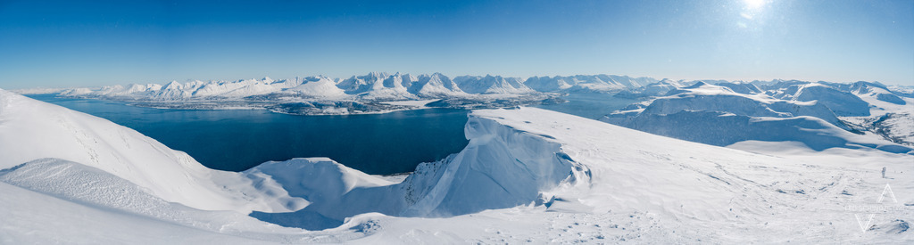 Fotografie_Leo_Schindzielorz_NO_Winter_Tromso_Ullstinden_20230317_A7400024-Pano_org | Atmosphärische Landschaftsbilder & Drohnenaufnahmen aus dem Allgäu, Tirol, Südtirol & der Schweiz – ideal für Leinwanddrucke & zur stilvollen Raumgestaltung. - Realisiert mit Pictrs.com