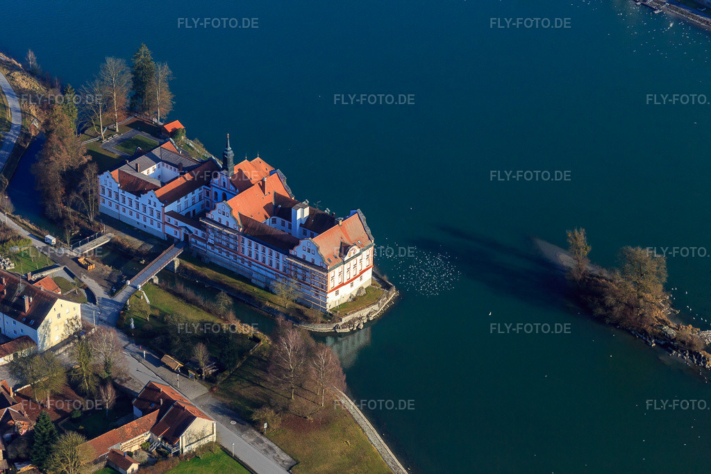 Luftbild: Schloss Neuhaus am Inn mit Realschule Maria Ward Neuhaus auf einer Insel im Inn in Neuhaus am Inn im Bundesland Bayern in Deutschland. – Foto: IMG_096034.jpg vom 29.12.2016 durch Werner Riehm/FLY-FOTO.de – Auflösung des Originals: 5472 x 3648 px – Maria-Ward-Realschule