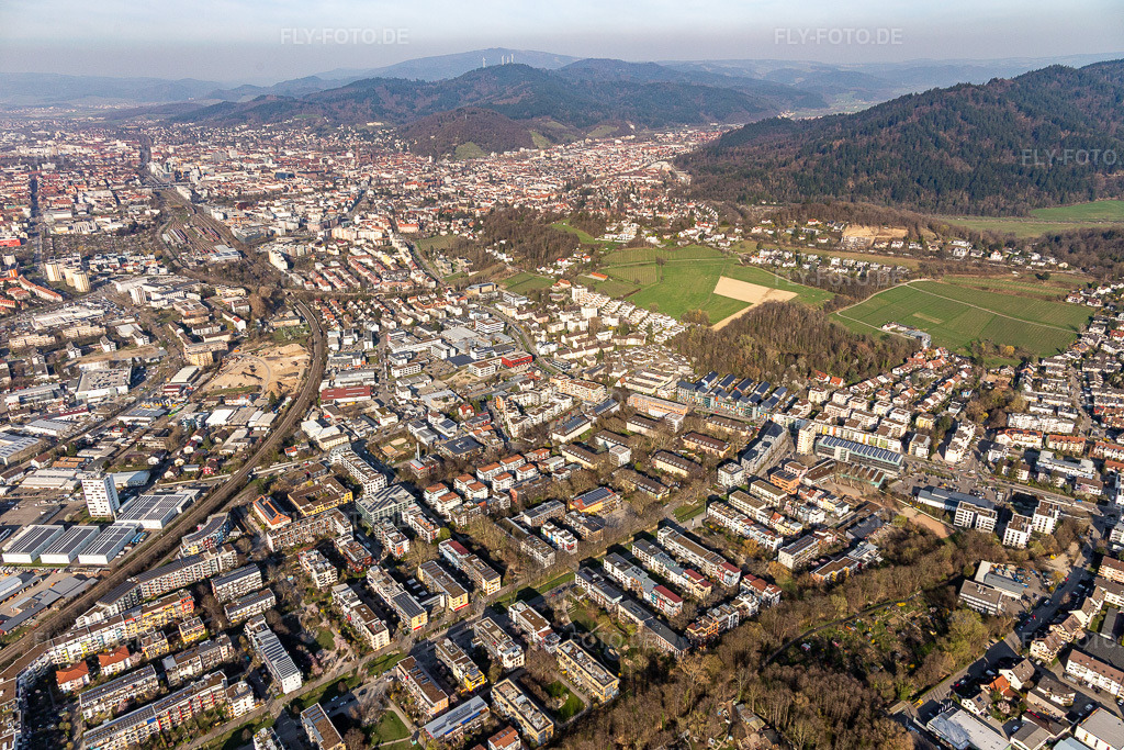 Luftbild: Innenstadtbereich im Stadtgebiet im Breisgau im Ortsteil Vauban in Freiburg im Bundesland Baden-Württemberg in Deutschland. Foto: IMG_113021.jpg vom 22.03.2019 durch Werner Riehm/FLY-FOTO.de