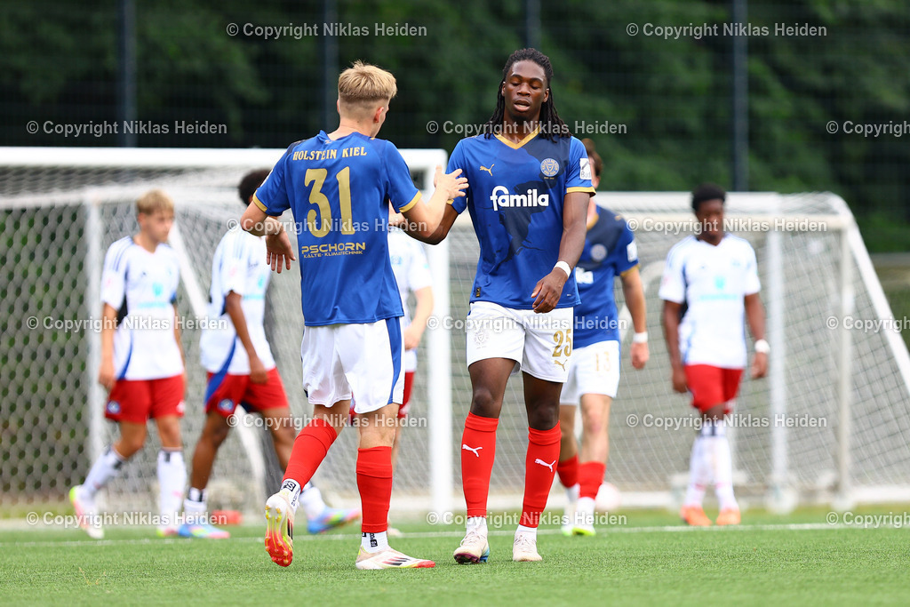 NH_HamburgerSVU21_HolsteinKielU23_Testspiel_20072025 | #25 Aurel Wagbe (Holstein Kiel U23) bejubelt zusammen mit #31 Felix Boelter seinen Treffer zum 1:1.Fußball I Herren I Testspiel I Saison 2025-2026  I Hamburger SV U21 - Holstein Kiel U23 I 20.07.2025 I Alexander-Otto-Akademie