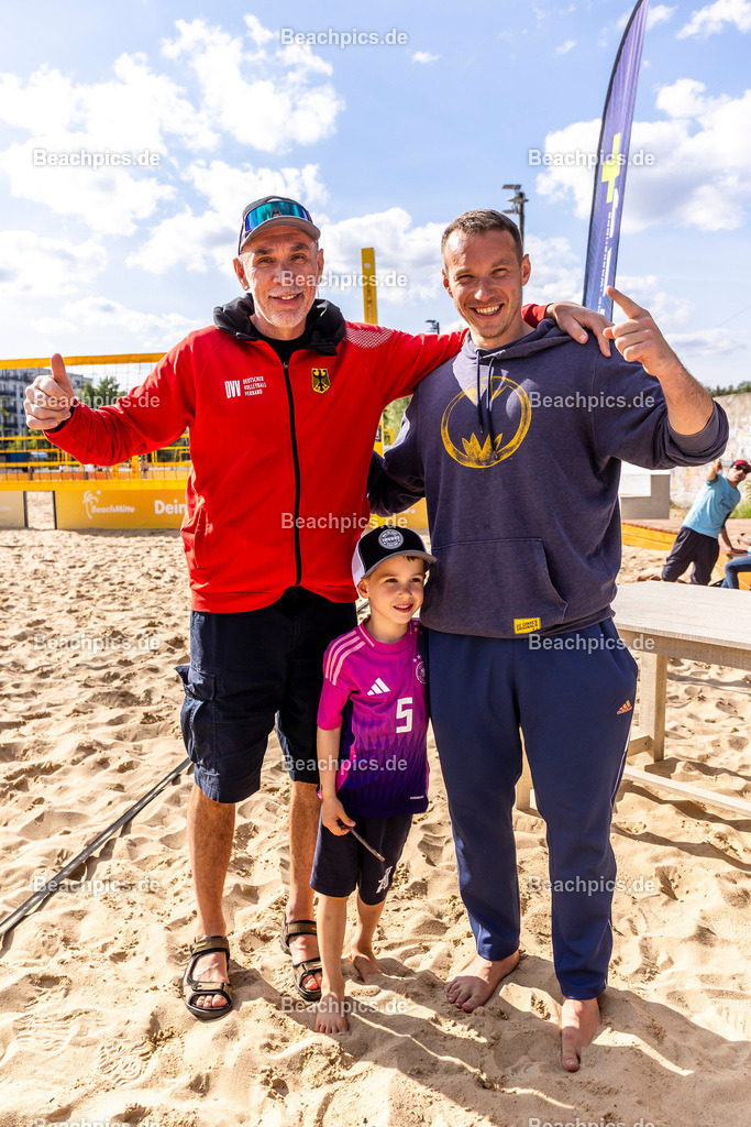 2025-200076136-Vater-Sohn-Turnier | Pinar Atalay, Bundeskanzler Friedrich Merz 29.05.2025; Berlin Foto: Gerold Rebsch - www.beachpics.de