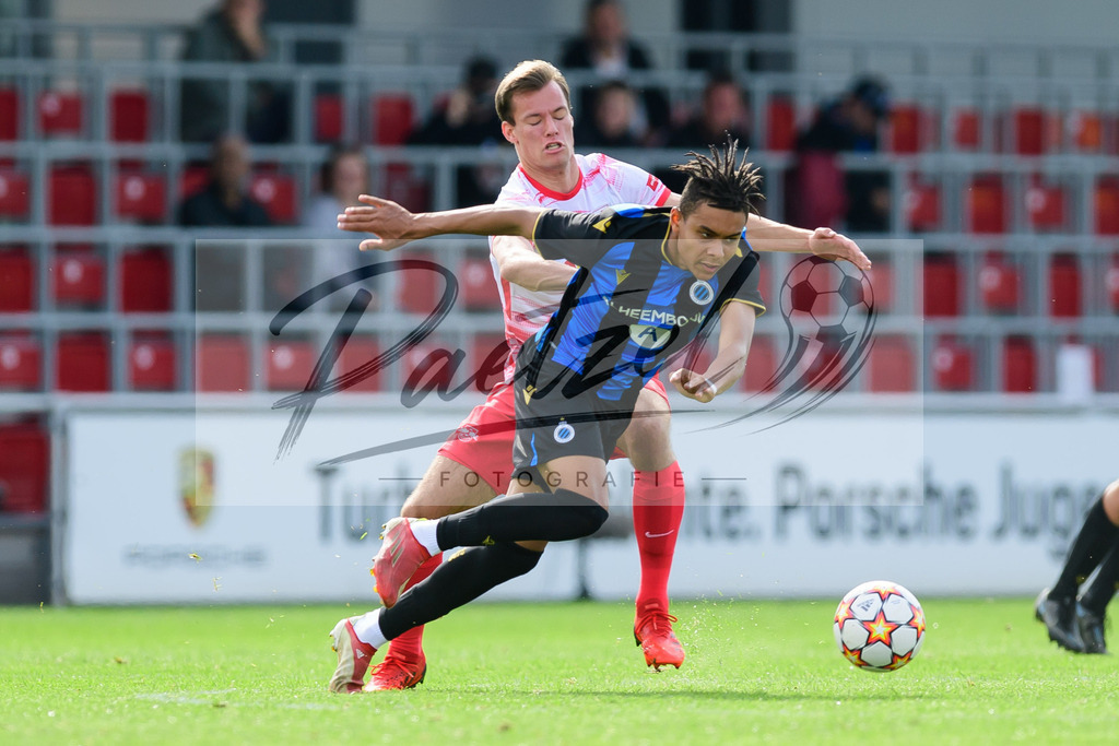 YLLEBR20210928_013 | Fussball, A-Junioren: Yannick Freischlad (RB Leipzig) und Antonio Nusa (Club Brugge KV) im Zweikampf beim Spiel der UEFA Youth League zwischen RB Leipzig und FC Bruegge im Stadion am Cottaweg am 28.09.2021 in Leipzig, Deutschland. - Realisiert mit Pictrs.com
