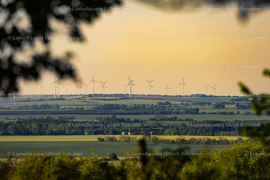 10049-14129 - Windräder am Horizont | Stockfoto und Bilderpool mit Bildmaterial aus Deutschland, dem Harz, Halberstadt, Quedlinburg, Wernigerode und weltweit. Qualitativ hochwertige und professionelle Fotos anschauen und kaufen. - Realisiert mit Pictrs.com
